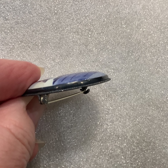 Vintage Delft Blue Porcelain Button Brooch with a Hand-Painted Windmill Scene. - Picture 6 of 7